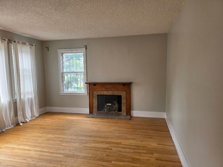 Living room - 1647 Angelus Ave