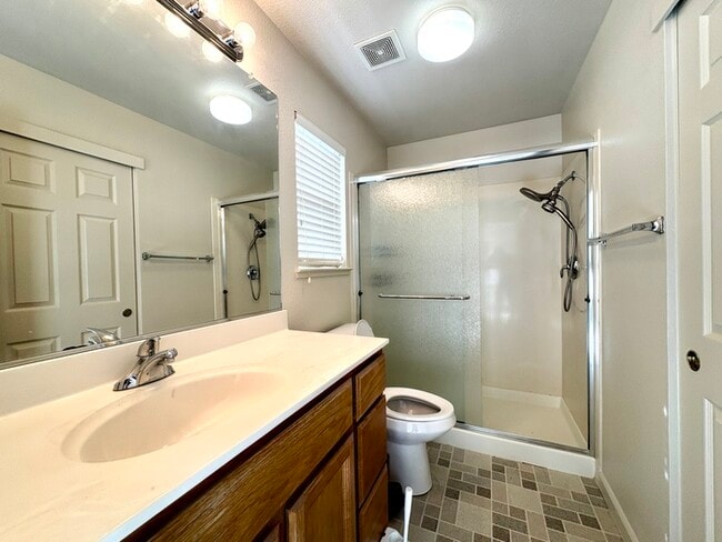 Building Photo - Beautiful 3 Bedroom 2 Bathroom Single Stor...