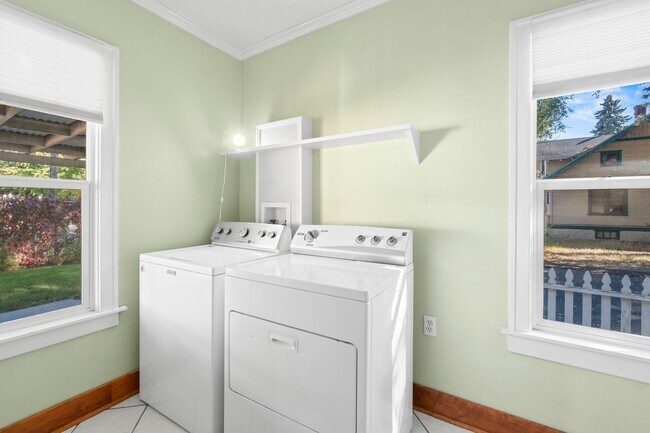Building Photo - 206 W Waverly Pl