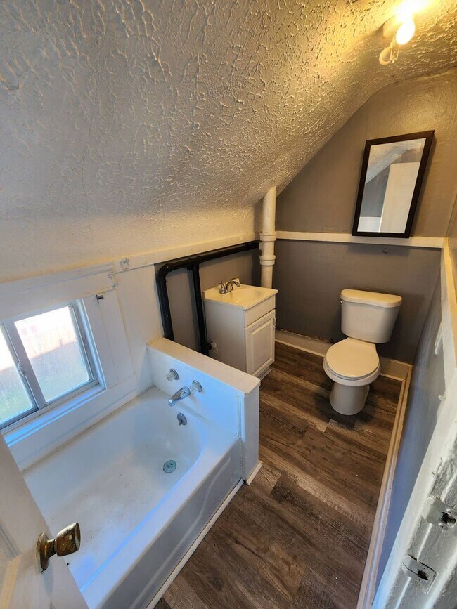 Building Photo - Charming 4-Bedroom Property in Prime Locat...