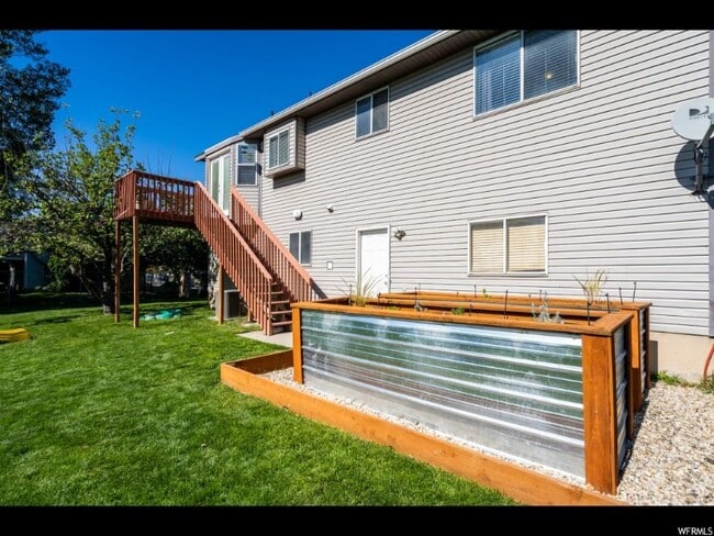 Building Photo - 1243 1870 N