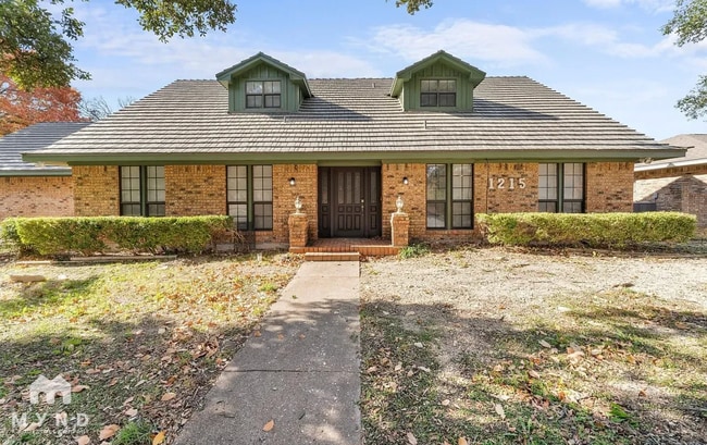Building Photo - 1215 Spring Lake Dr
