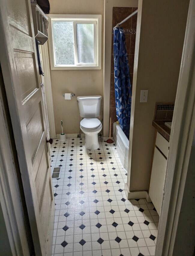 Building Photo - 1007 SE Clatsop St