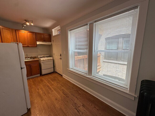 Building Photo - Nice 1 Bed w/Dining Room and Newer Kitchen and Bath at Roger's Glenwood District