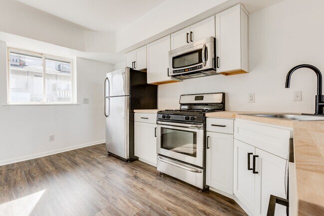 Building Photo - AVAILABLE NOW - Beautiful 3 Bedroom Home w...