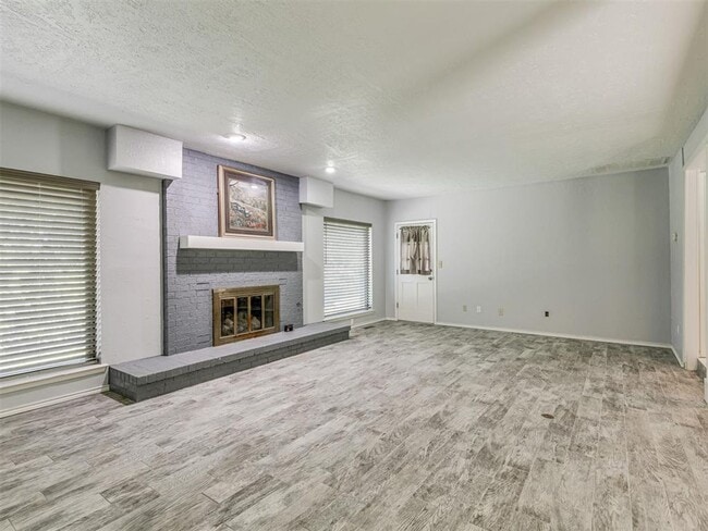 Building Photo - Updated & Close to Everything!