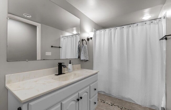 Building Photo - Elegant 3-Bed Single Family with Fireplace & Hardwood Floors in Shakopee – 2345 Sq Ft of Comfort