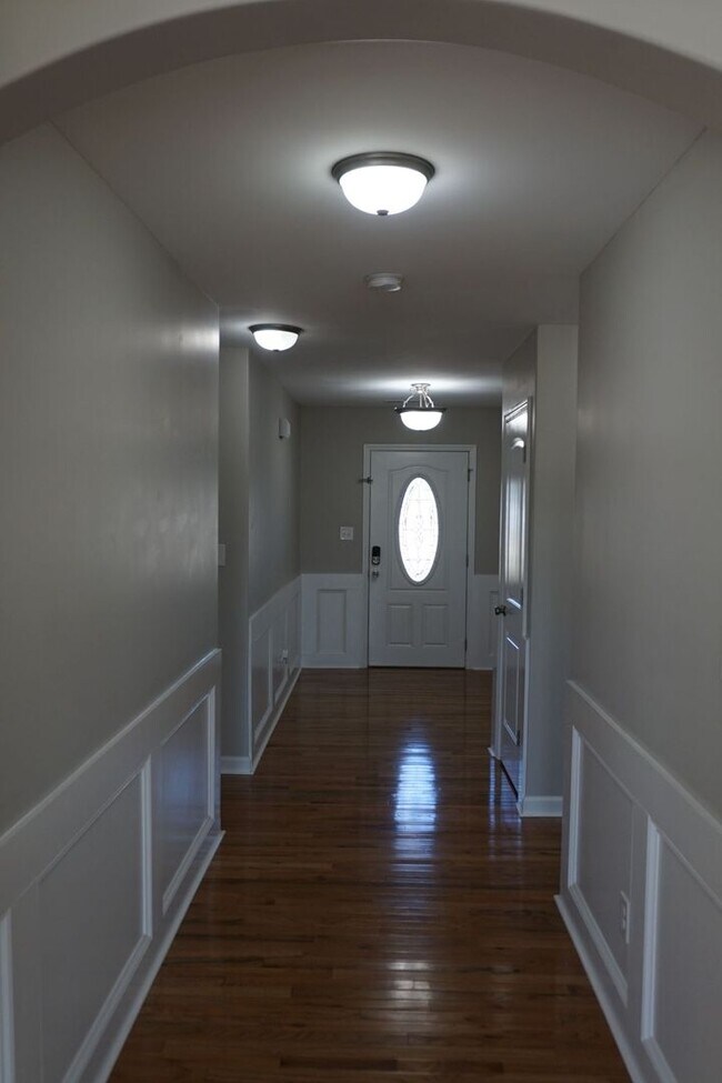 Building Photo - 3 Bedroom 2 Full bathrooms w/ Bonus room in Richlands!
