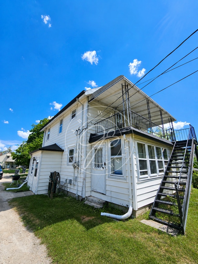 Building Photo - Updated West Toledo Upper unit! 2 Bedroom – Water Included!