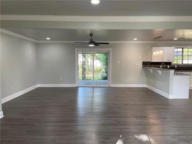 Building Photo - 214 River Oaks Dr