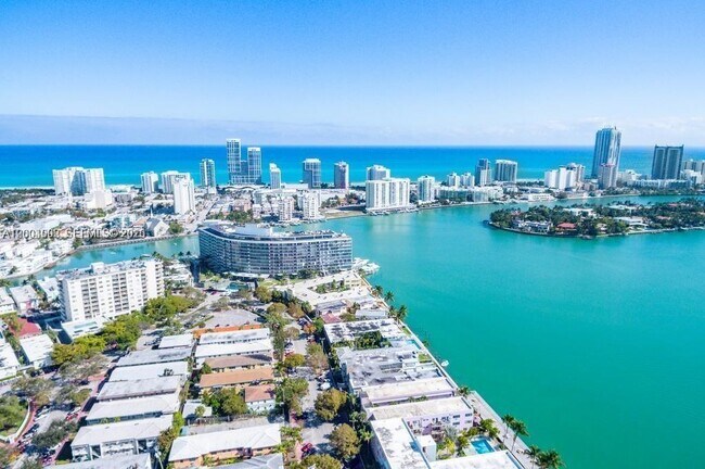 Building Photo - 1123 Bay Dr