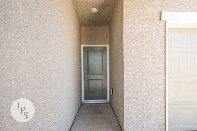 Building Photo - 2808 N Vahe Ave