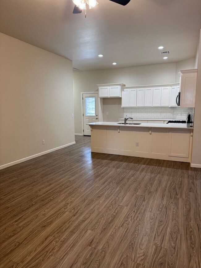 Building Photo - Charming 2 bed/2 bath in gated community The Enclave!