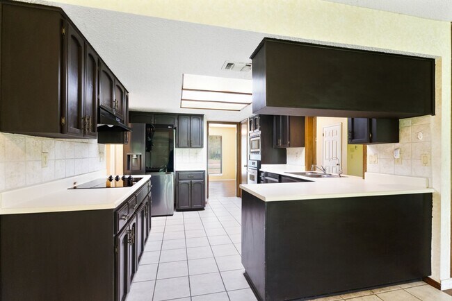 Building Photo - Charming Home Awaits: Spacious & Modern Living in a Prime Location