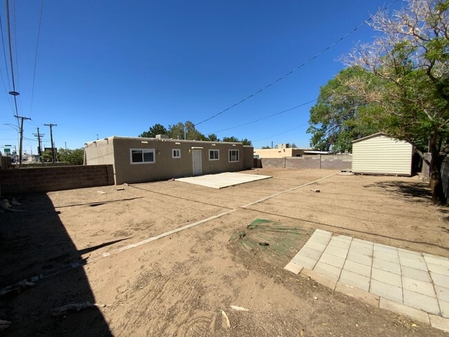 Building Photo - 3 Bedroom Single Story Home Available Near...