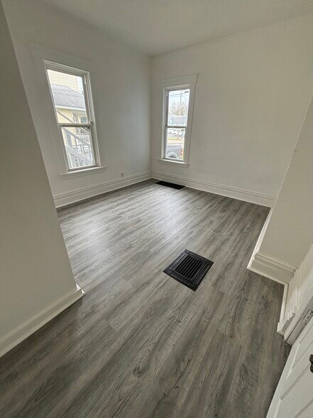 Building Photo - 633 W North St