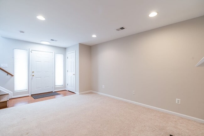Building Photo - Immaculate 3 Bed 2 Full & 2 Half Bath End ...