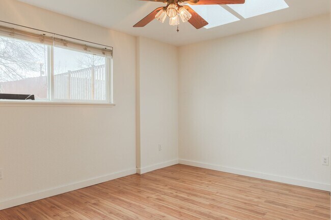 Building Photo - 3 Bedroom 1 Bathroom Rambler in NE Tacoma!