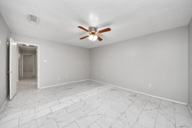 Building Photo - 527 Oakdale Dr