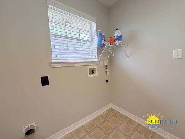 Building Photo - Charming 4-Bedroom Home in Hampton Ridge Estates of Navarre!