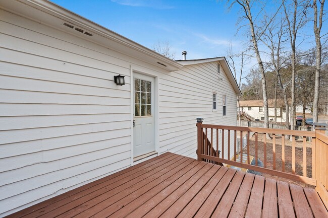 Building Photo - Stunning Canton Home