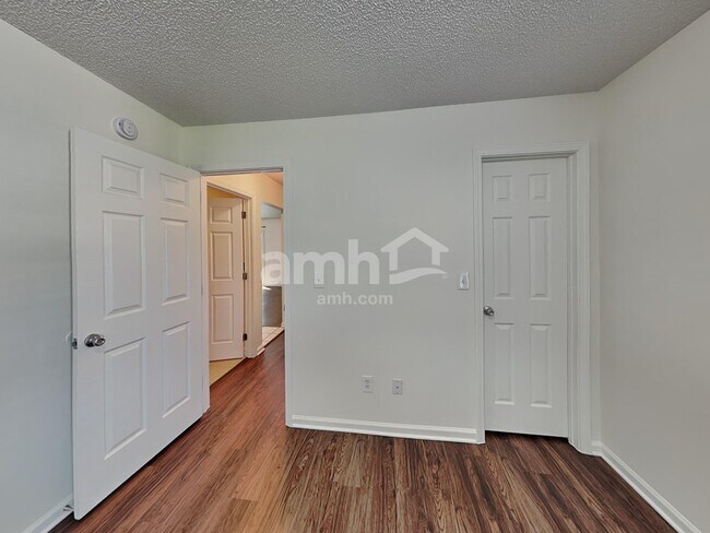 Building Photo - 3741 Woodbriar Dr