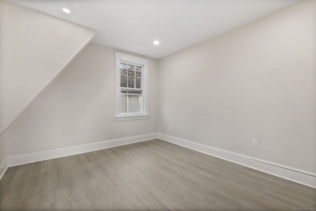 Building Photo - 19 Henry St