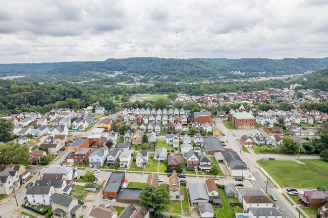 Building Photo - Beautiful 2 bedroom home in Pitcairn available August 15!