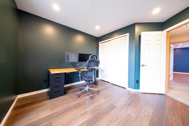 Building Photo - 706 Village Pkwy