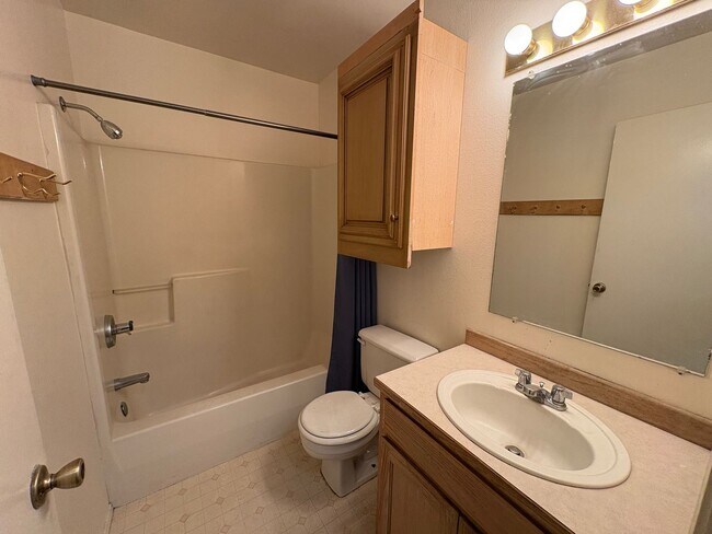 Building Photo - CHECK OUT THIS COZY 3 BEDROOM, 2.5 BATH TOWNHOME ON A CORNER LOT IN MOUNTAINVIEW NEIGHBORHOOD