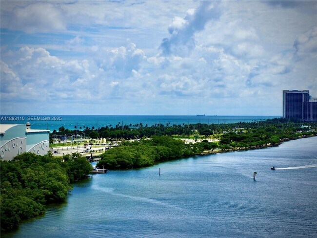 Building Photo - 300 Bayview Dr