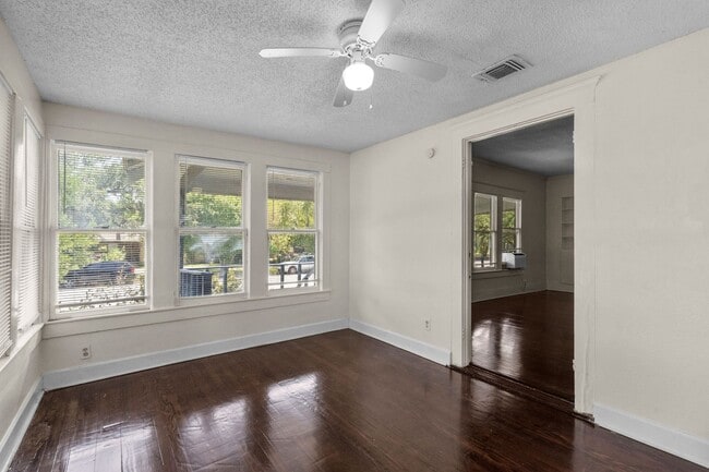 Building Photo - Charming 3 bedroom 1940's bungalow!