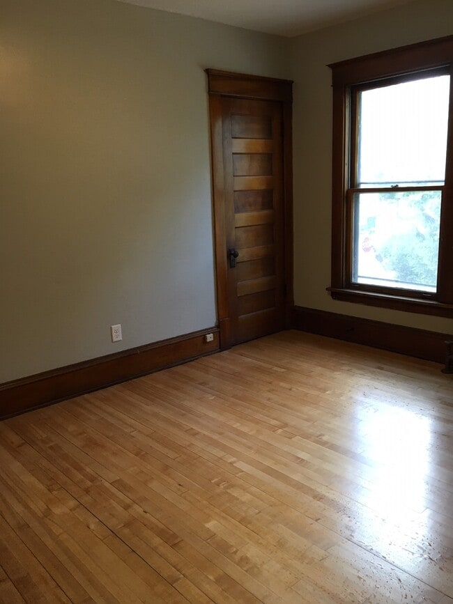 bedroom 2 - 247 Winifred St W