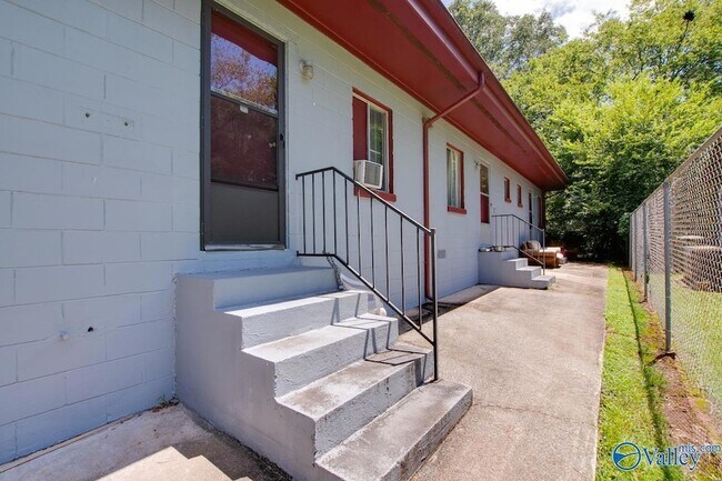 Building Photo - 1328 Oshaughnessy Ave NE