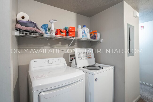 Building Photo - 892 E 700 N