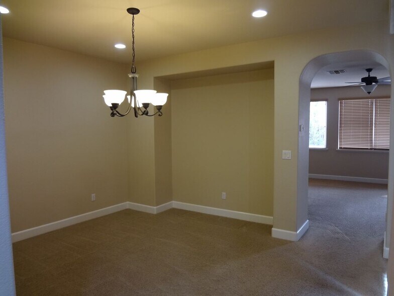 Building Photo - 1123 Montague Ln