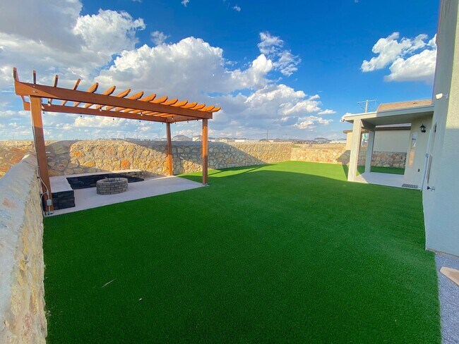 Building Photo - Spacious 4 Bedroom Refrig A/C Home