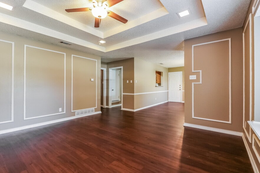 Building Photo - 520 E Lark Ct