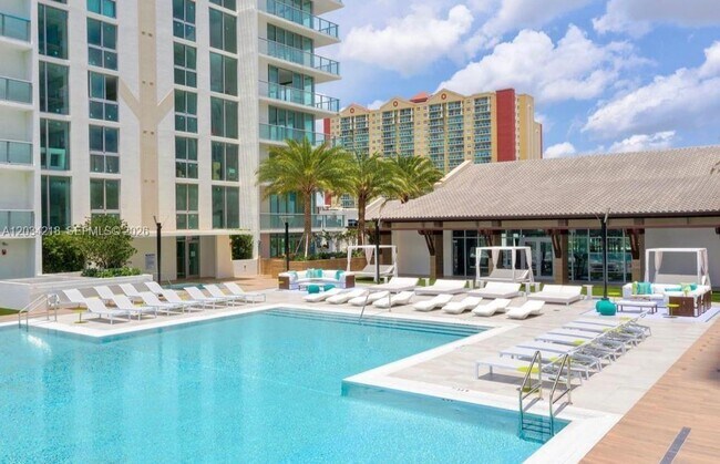 Building Photo - 300 Sunny Isles Blvd