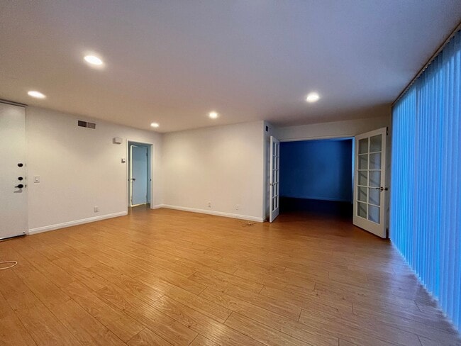 Building Photo - Charming, Light and Bright Wilshire Selby East with a spacious floor plan