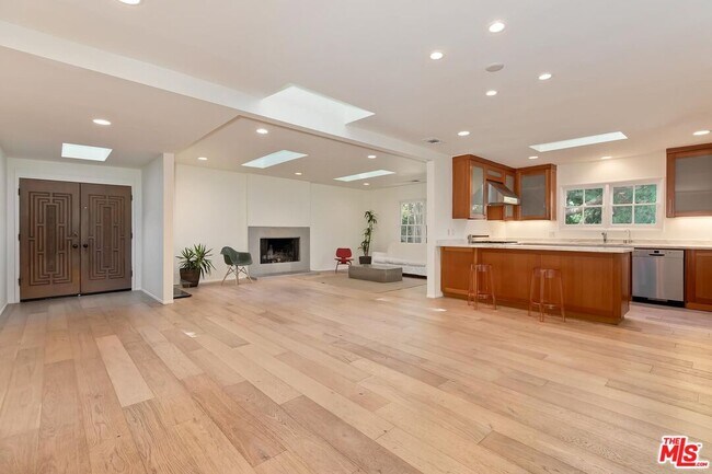 Building Photo - 7586 Woodrow Wilson Dr