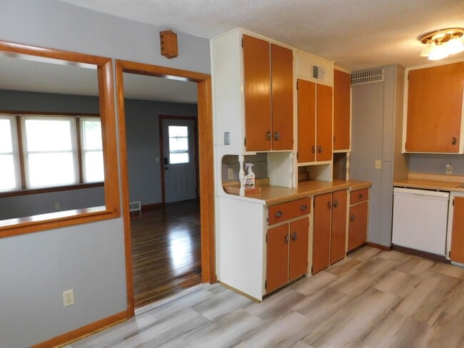 Building Photo - 2-bedroom, 1-bathroom home located in the ...