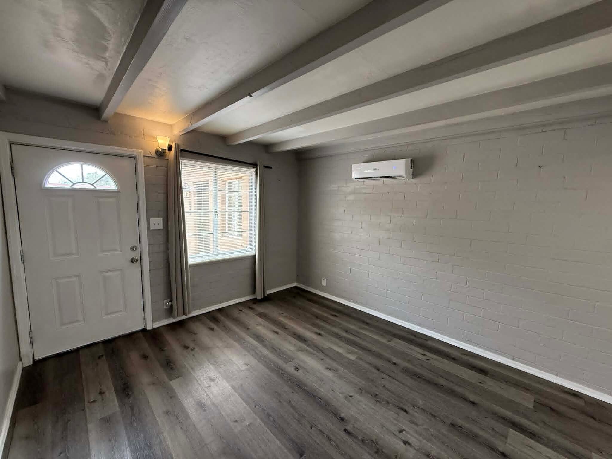 Building Photo - 827 N Columbus Blvd