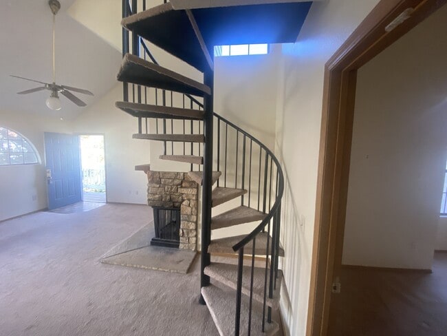 Building Photo - Charming Condo with a Loft!