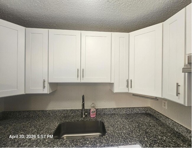 Building Photo - Beautiful and cozy 2/1 apartment available now!