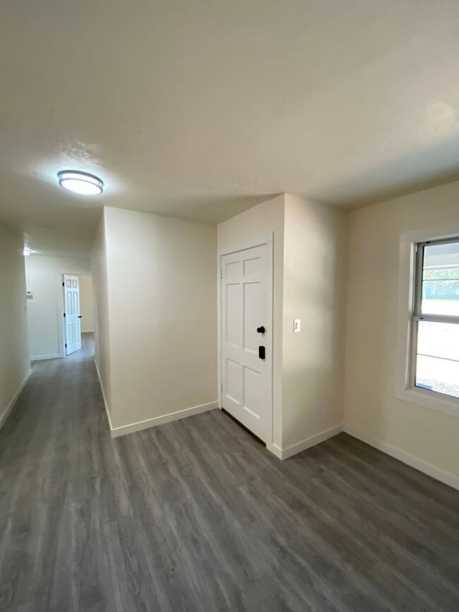 Building Photo - Beauitfully upgrade 3 Bedroom on large lot!