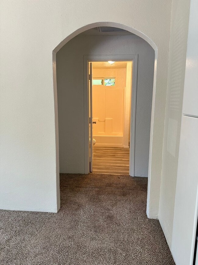 Building Photo - Well maintained home, recent upgrades, cut...