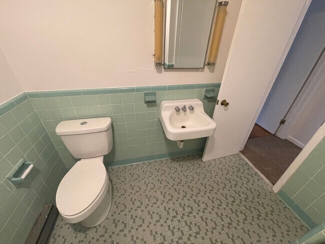 Building Photo - 3 bedroom 1.5 bath house available.   Pet friendly!