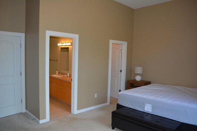 Building Photo - 3-bedroom, 2.5 bathroom partially furnished home in Saint Joseph
