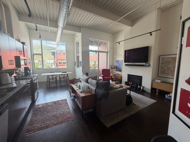 Views and living room - 361 Robinson St